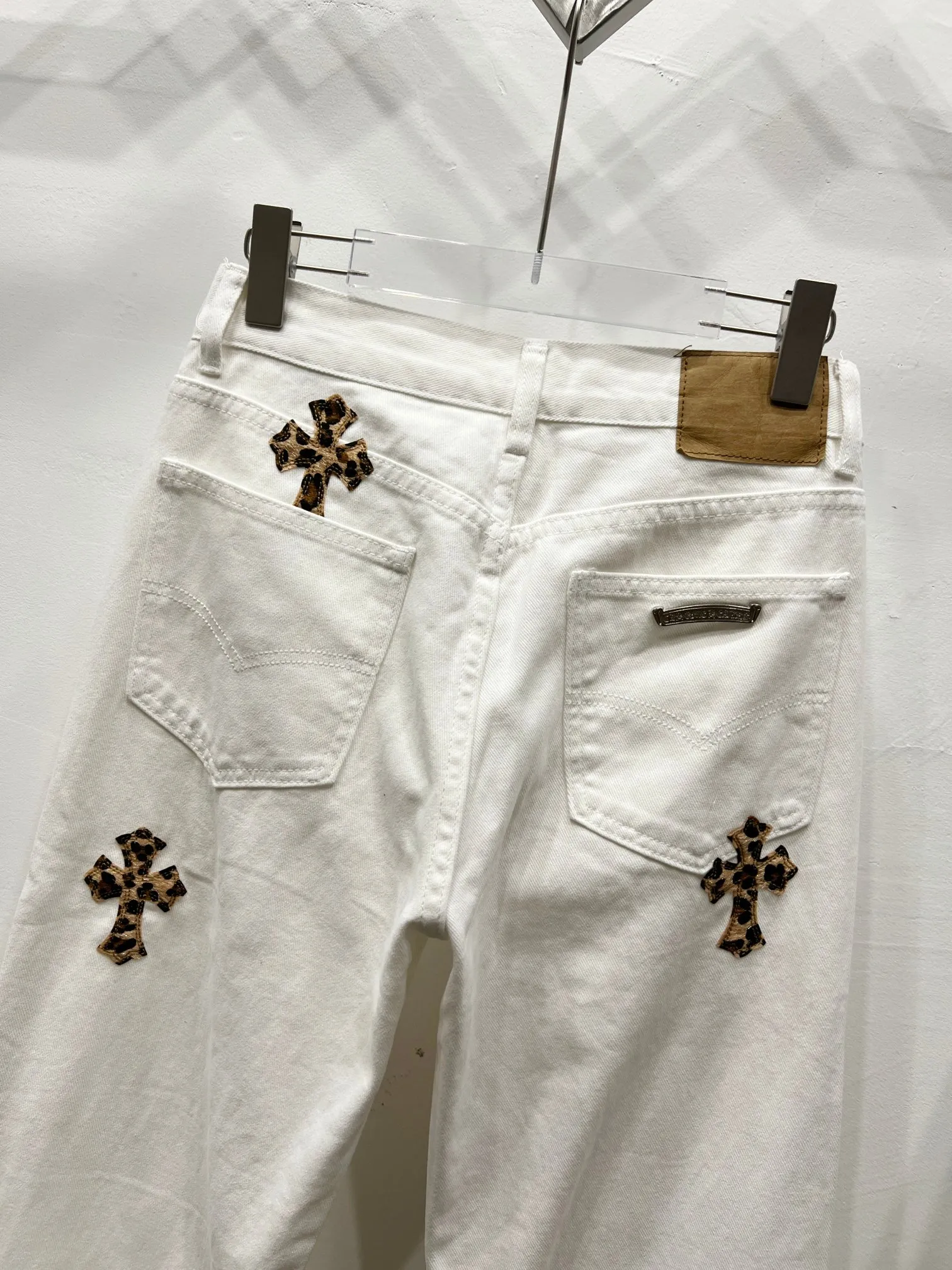 P260 Style No.: (c031) Chrome Hearts & Chrome Hearts high street jeans with leopard print and vintage graffiti paintings on a white background. Chrome Hearts are the most popular pants in color. Made of beaded canvas fabric, heavy washing makes the upper body of the fabric more textured and the pants are tall and straight! The three-dimensional cutting of the whole trousers is a masterpiece! The hardware is customized by zp. The beaded canvas fabric is thick and soft after being washed. It has good breathability. Customized small leather label. Unique design. The details are simple and elegant, and the workmanship is exquisite. The whole trousers are neatly routed and the details are in place!  Trendy people have been disappointed. From the quality selection of fabrics, the tailoring of details, and the matching of patterns, everything is impeccable! The upper body is so handsome when worn...it can be easily worn by men, women and children! The craftsmanship is made of heavy-duty washed pure cotton denim fabric. After washing, it is soft and thick and looks very stylish when worn. Color: White Size: 28 30 32 34 (S-XL)
